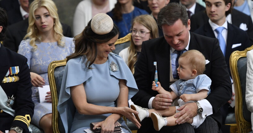 Prinsessan Sofia och Chris O'Neill med Nicolas i knäet, prins Oscars dop 2016. Prinsessan Sofia, Chris O'Neill och prins Nicolas