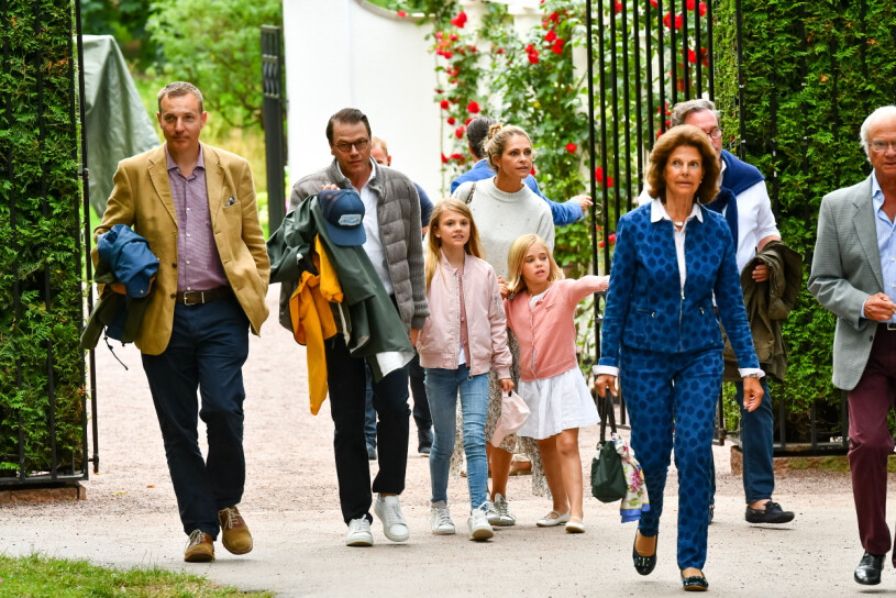 Nu kommer hela familjen vara samlad igen! Delar av kungafamiljen, prins Daniel, prinsessan Estelle, prinsessan Madeleine, prinsessan Leonore drottning Silvia, kung Carl Gustaf och Christopher O´Neill anländer för att se Lena Philipsson uppträda under Solliden sessions.