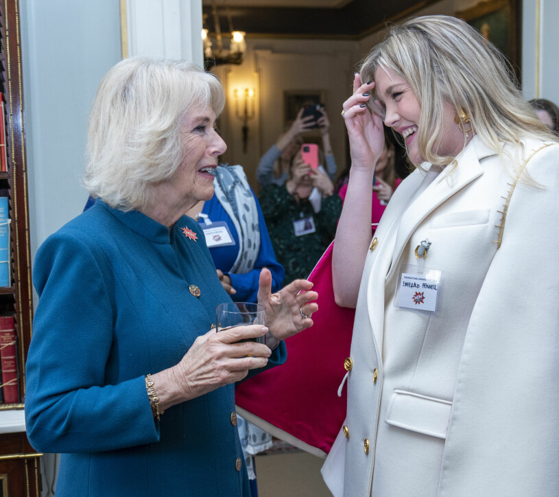 Den riktiga Camilla med tv-upplagan av henne själv.