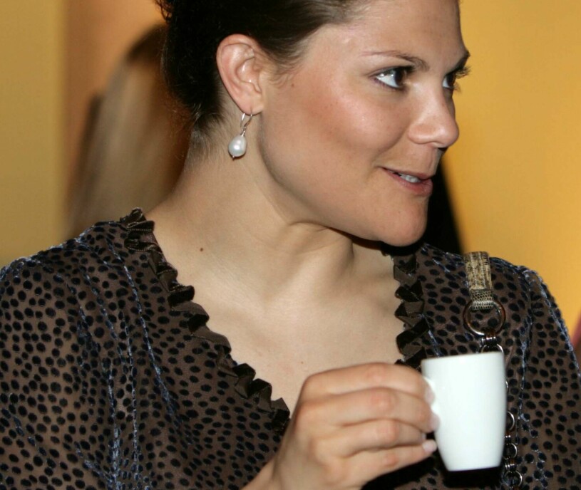 Kronprinsessan Victoria med en kopp starkt brasilianskt kaffe, under ett av sina tidigare besök i Brasilien. Kronprinsessan Victoria med en kopp kaffe i Brasilien