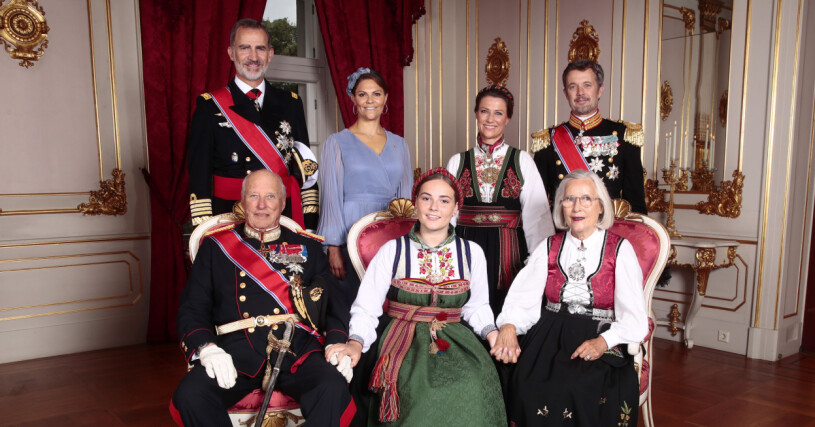 Prinsessan Ingrid Alexandra har namnkunniga faddrar! Här syns från vänster kung Felipe av Spanien, kronprinsessan Victoria, prinsessan Märtha Louise och kronprins Frederik av Danmark. På varsin sida om Ingrid sitter kung farfar Harald och mormor Marit Tjessem. kronprinsessan Victoria prinsessan märtha louise prinsessan ingrid alexandra