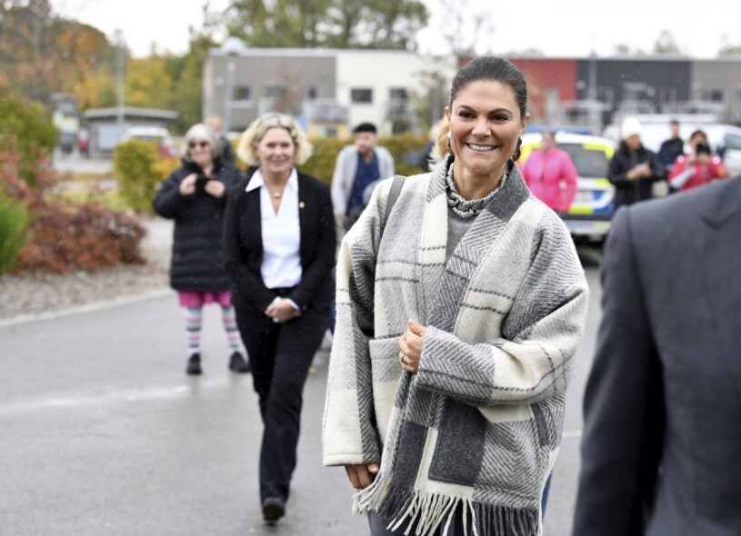 Victoria och hennes ”nya” jacka. Kronprinsessan Victoria Länsbesök Kronoberg Jacka Remake