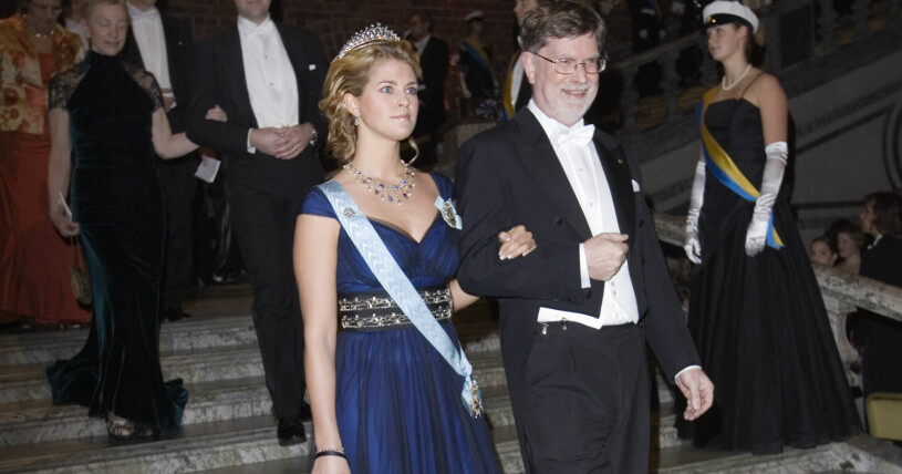 Det är inte varje dag som man får se Madeleine i en nattblå klänning. Under Nobelfesten 2006 var det äntligen dags och Madeleine visade att hon klär minst lika bra i något mörkare färger. Prinsessan Madeleines Nobelklänning 2006