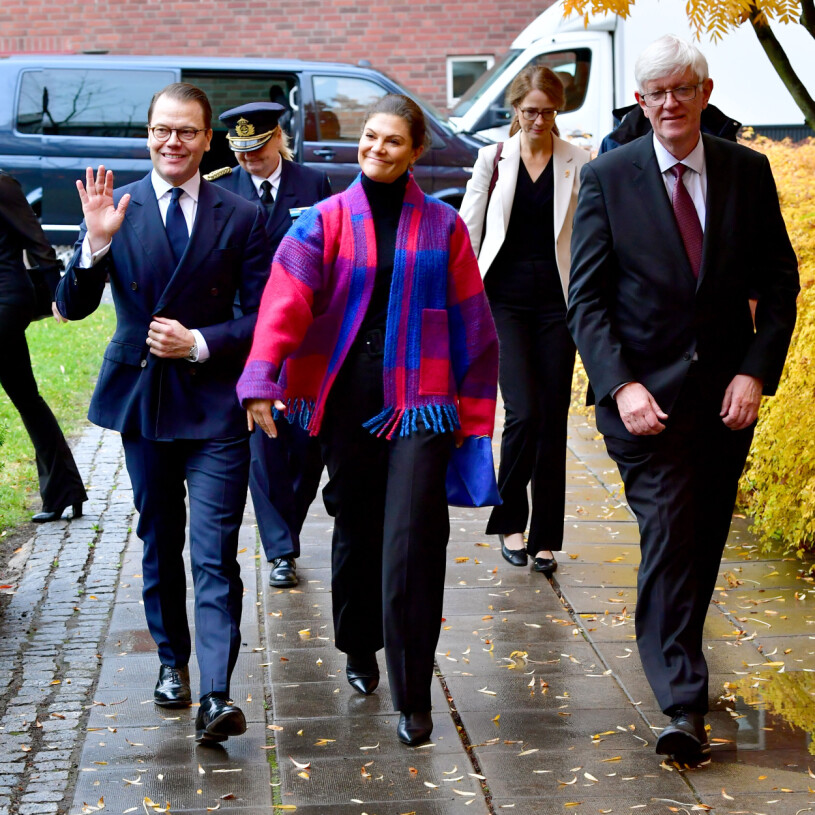 På väg mot dagens uppdrag. Kronprinsessan Victoria Prins Daniel Johan Carlson Folkhälsomyndigheten