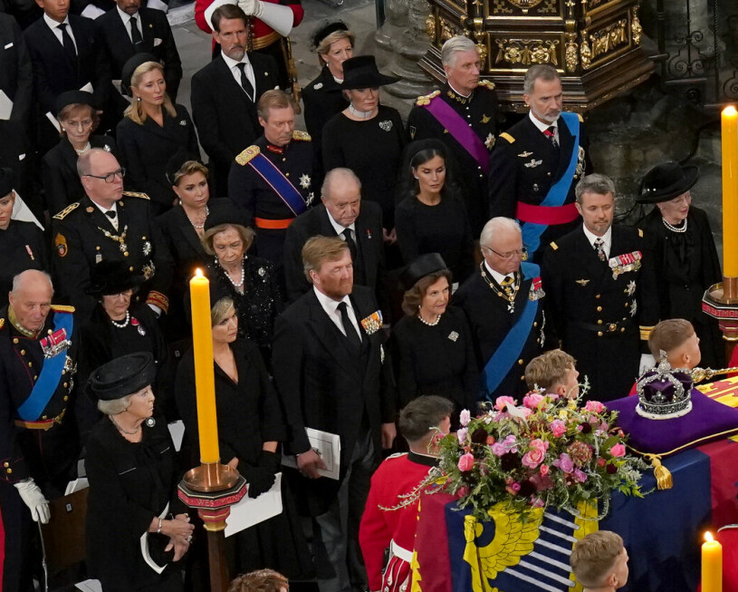 Två från Sverige och två från Danmark: Rättvisa skipad. Fast Nederländerna fick faktiskt skicka tre och Spanien hela fyra. Detta för att ex-regenterna Beatrix och Juan Carlos (med hustru Sofia) skulle få ta farväl av sin kollega drottningen. De kungliga gästerna vid drottning Elizabeths begravning