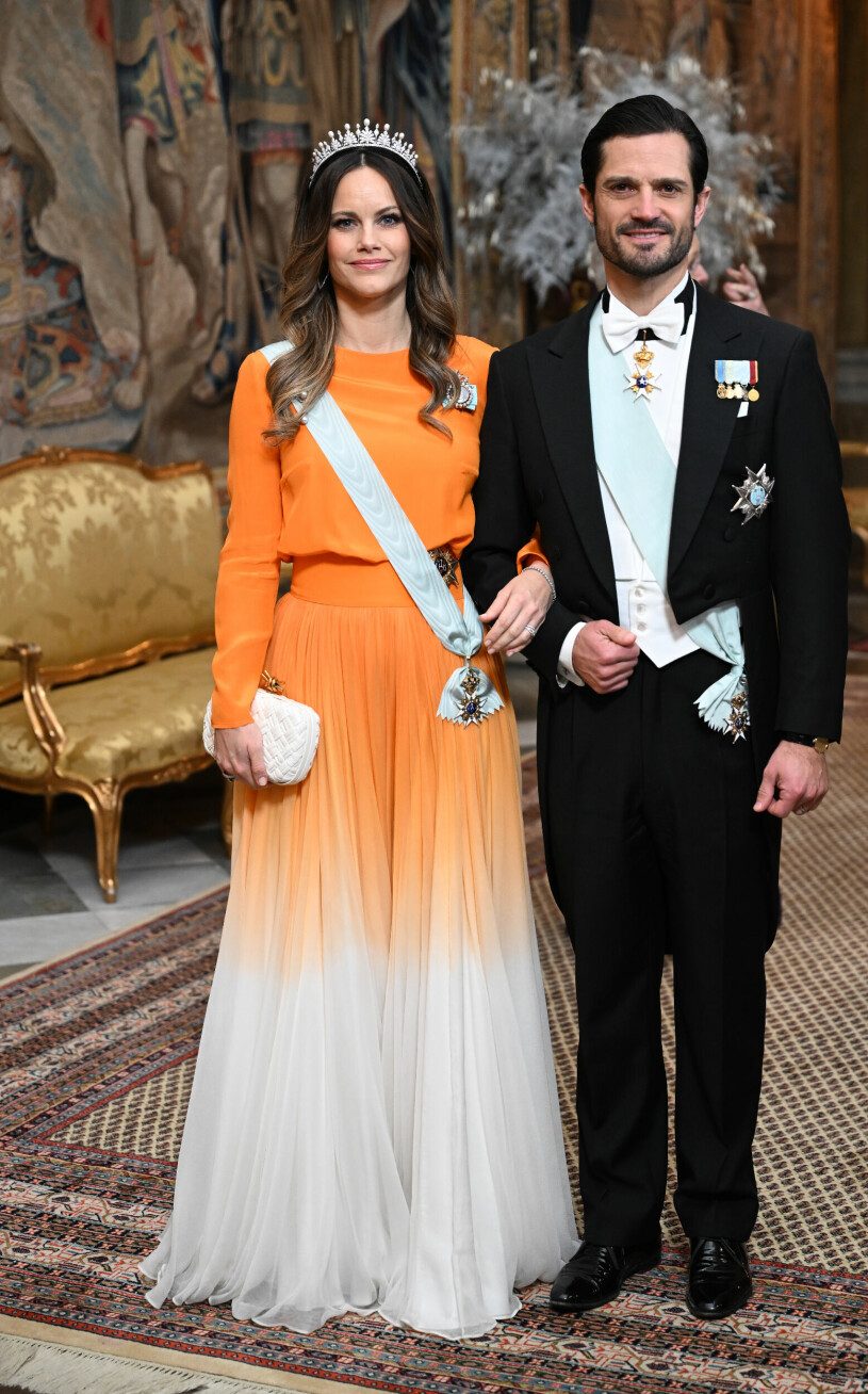 Prinsessan Sofia imponerar i en klänning som vi aldrig tidigare sett henne i! Prinsessan Sofia och prins Carl Philip vid Kungens middag för Nobelpristagarna på Stockholms slott.