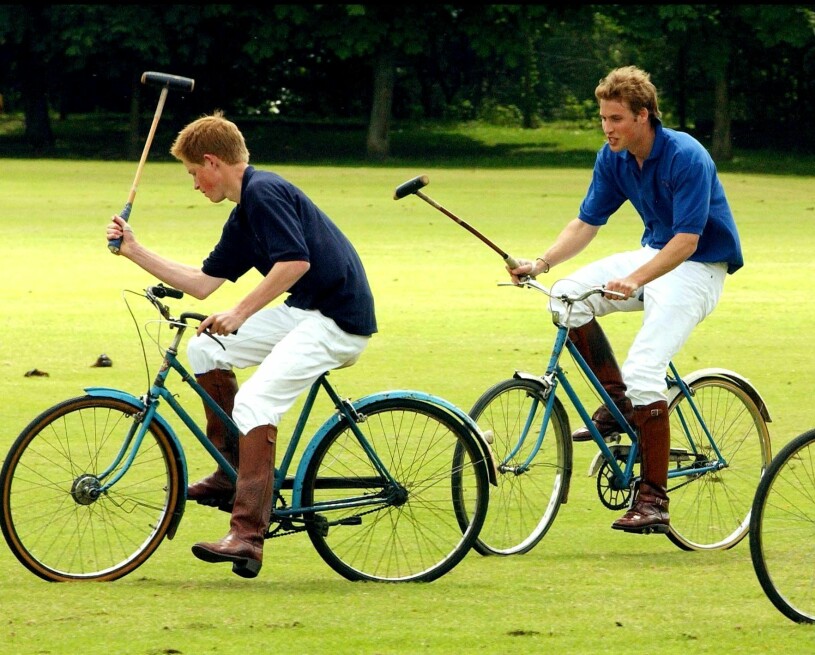Prins Harry och prins William spelar cykelpolo Wiltshire, Storbritannien, 2002.
