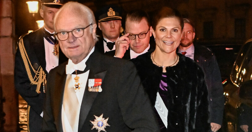 Kungen säger även i dokumentären att Carl Philip har "tagit det bra" och att Victoria är "engagerad". Kung Carl Gustaf, kronprinsessan Victoria och prins Daniel anländer till Svenska Akademiens högtidssammankomst i Börshuset i Gamla stan i Stockholm på tisdagen.
