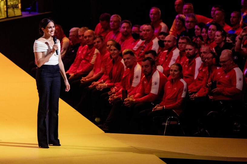 Meghan Markle i en outfit för runt 208 000 kronor (inräknat halsbandet). Hertginnan Meghan Markle