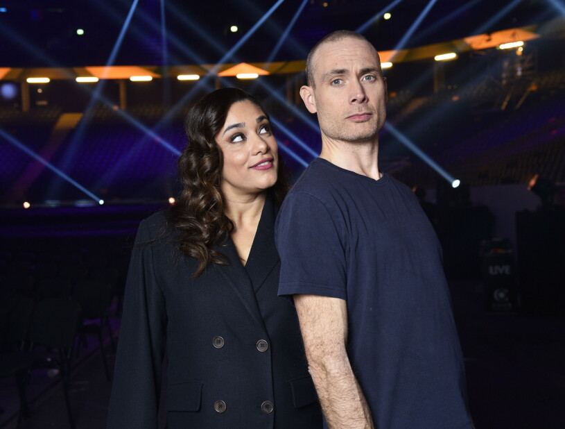 En sådan fantastisk duo! Programledarna Farah Abadi och Jesper Rönndahl inför fredagens genrep i Friends Arena inför lördagens final i Melodifestivalen.