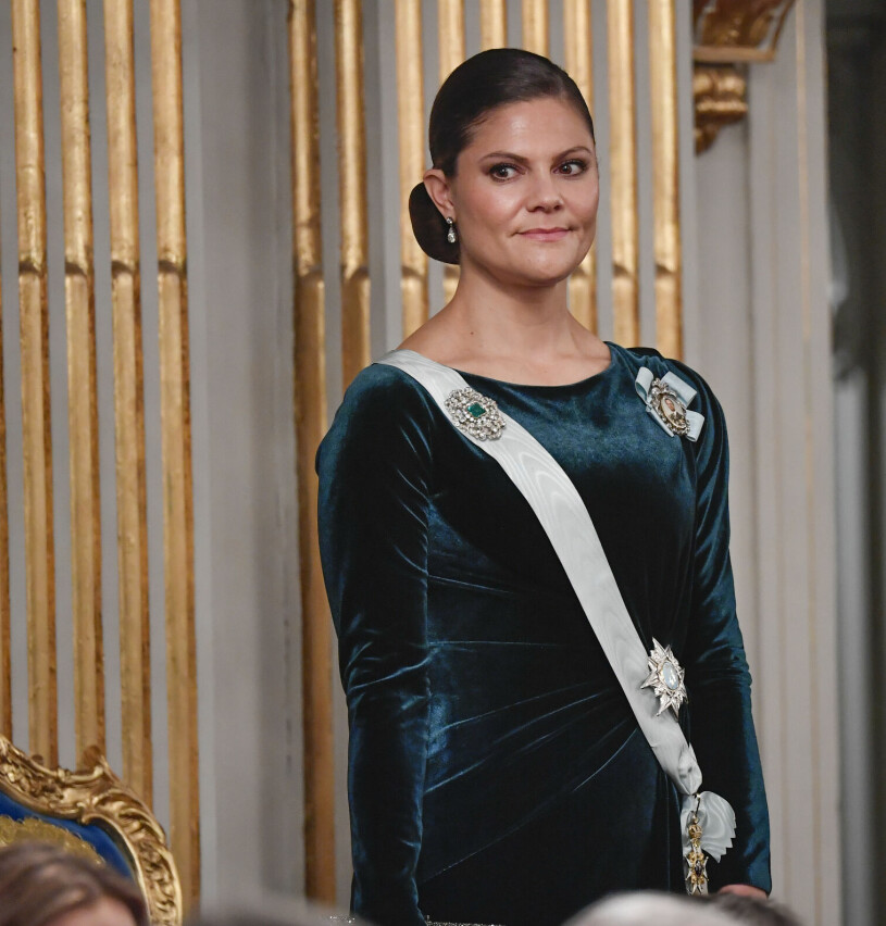 En tankfull Victoria, i klänning från Camilla Thulin. Kronprinsessan Victoria i grön sammet på Svenska Akademiens högtidssammankomst 2021