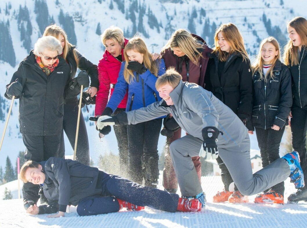 Willem-Alexander gör en “photobomb”. Willem-Alexander gör en "photobomb".