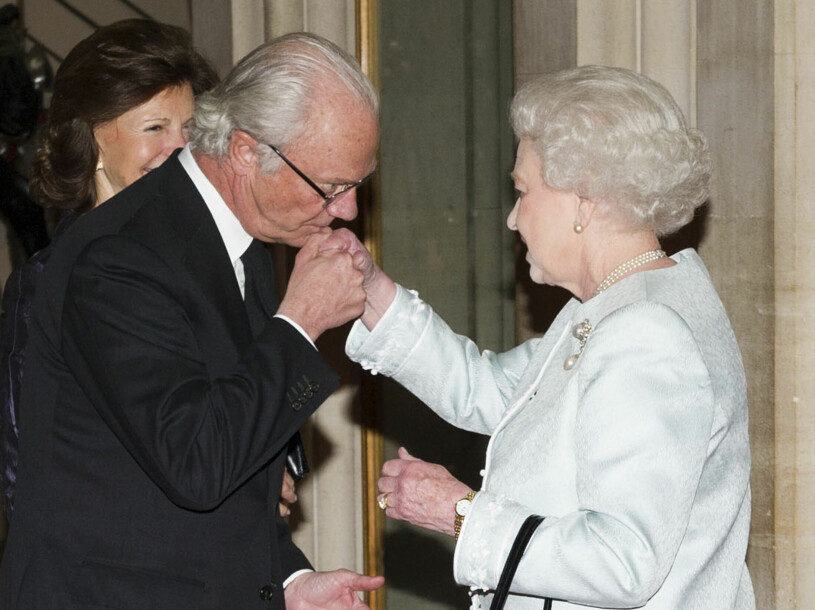 Lunch på slottet Windsor 2012: En bild av kungens nära relation med drottning Elizabeth. Kungen kung Carl Gustaf och drottning Elizabeth