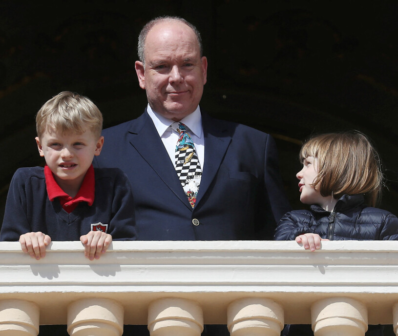 Furst Albert på slottsbalkongen på sin 65-årsdag med barnen prins Jacques och prinsessan Gabriella