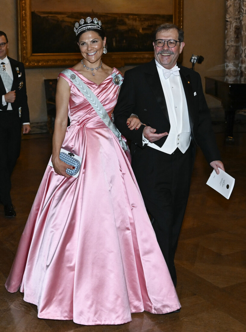 Kronprinsessan Victoria i sin filmstjärneklänning. Kronprinsessan Victoria i Camilla Thulin på Nobelfesten 2022