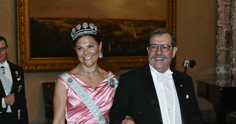 Kronprinsessan Victoria och årets Nobelpristagaren i fysik, Alain Aspect, anländer till Nobelfesten. Kronprinsessan Victoria och årets Nobelpristagaren i fysik, Alain Aspect, anländer till Nobelfesten