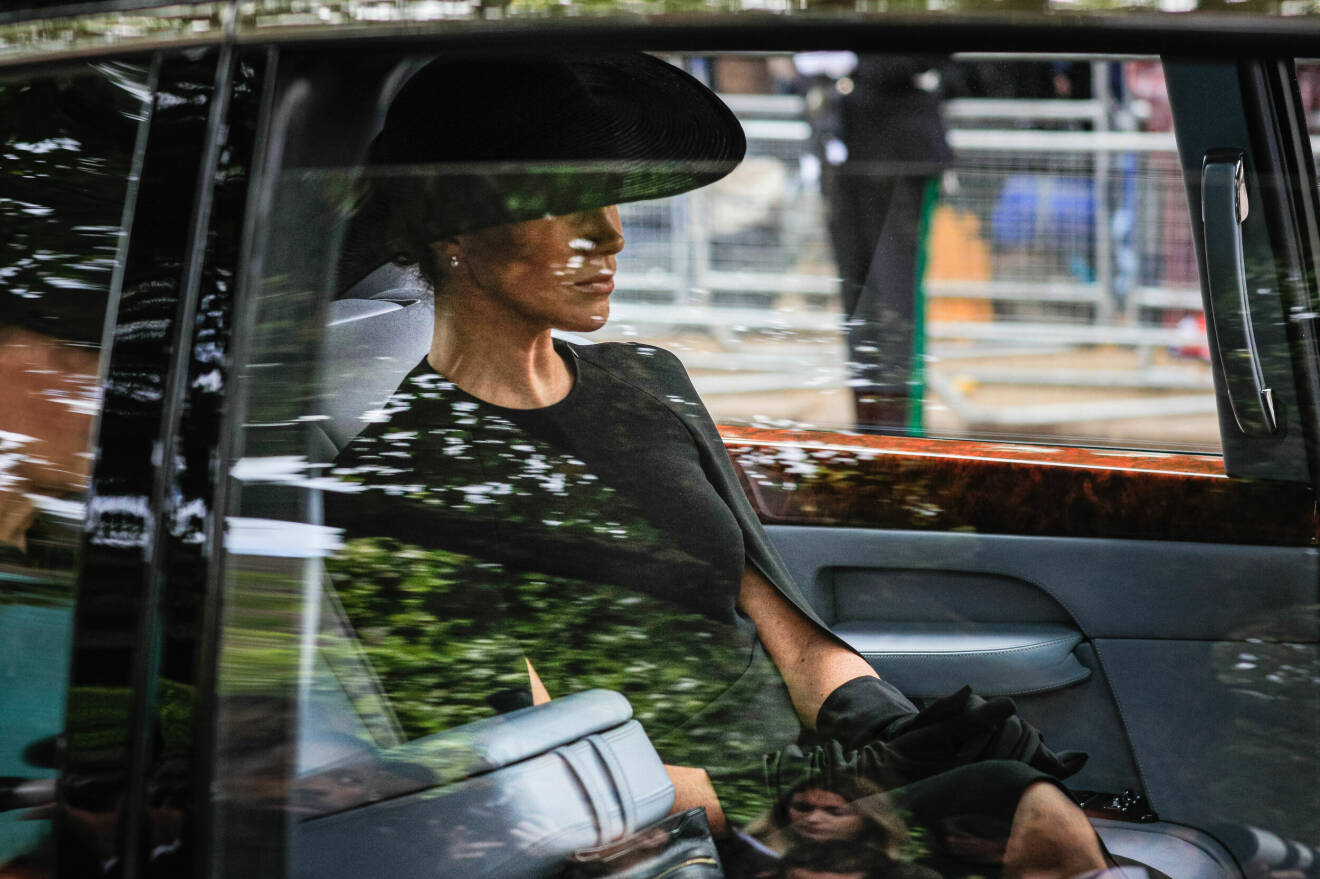 Meghan Markle i baksätet i en limousin