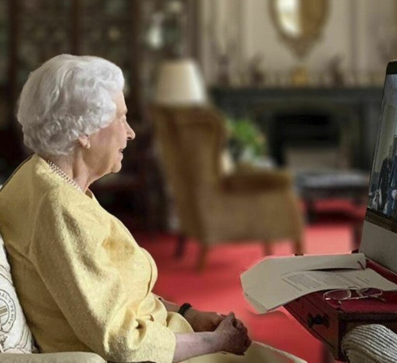 I favoritfåtöjen, med en kudde bakom ryggen: Det är så här vi har fått se drottning Elizabeth den senaste tiden. Drottning Elizabeth