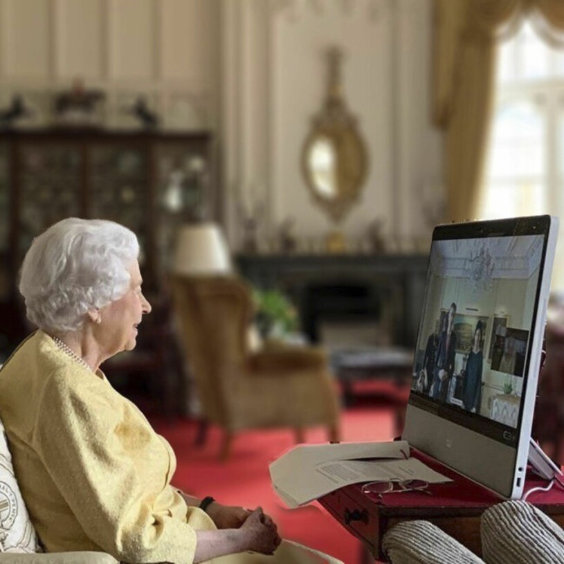 Drottningens bild av det där med att vila: En digital audiens hemifrån salongen på Windsor Castle. Drottning Elizabeth Digital audiens Windsor Castle