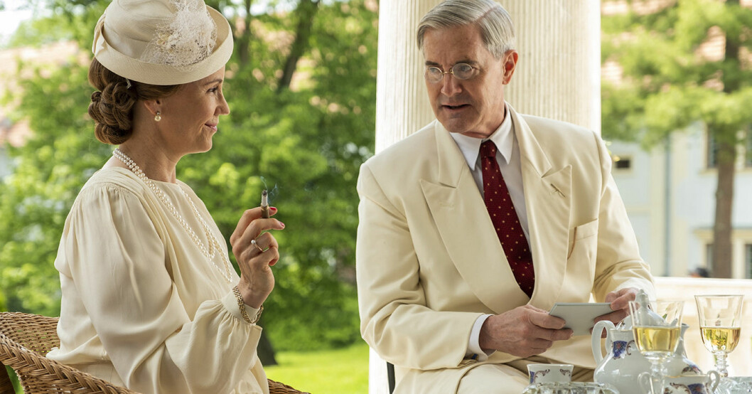 Sofia Helin gestaltar kronprinsessan Märtha och Kyle MacLachlan är president Franklin D. Roosevelt I serien Atlantic Crossing. sofia helin