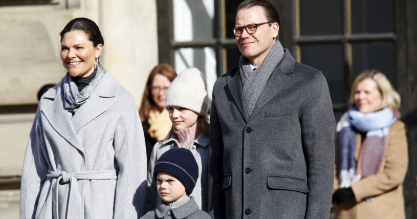 Oscar är så lik Daniel! Kronprinsessan Victoria, prins Oscar, prinsessan Estelle och prins Daniel vid namnsdagsfirandet på Stockholms slott