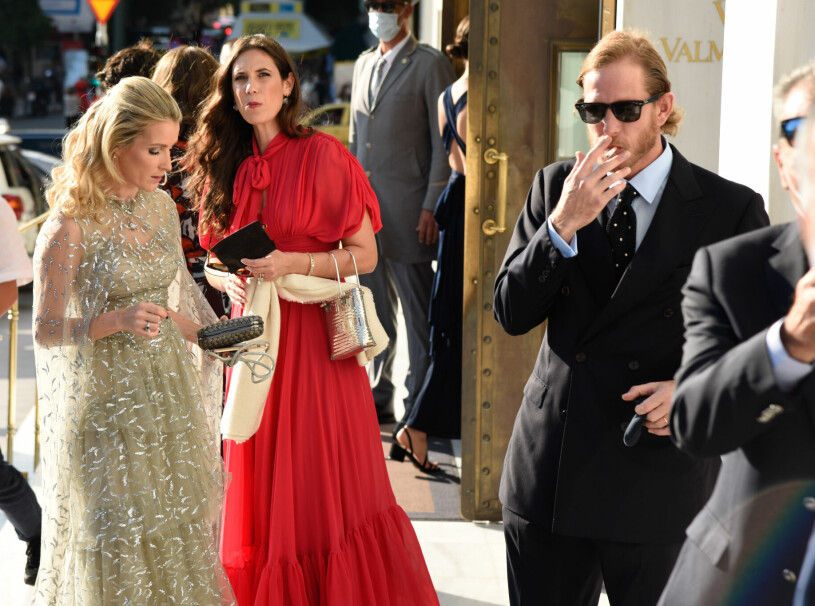 Cigg och solglasögon, typiskt Andrea Casiraghi. Till vänster hans fru Tatiana i rött. Andrea Casiraghi Tatiana Santo Domingo Prins Philippos bröllop Aten