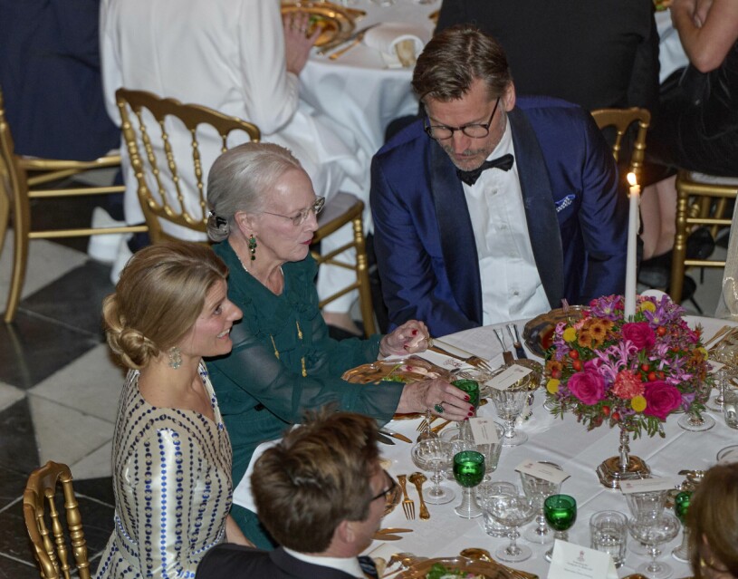 Drottning Margrethe med danska superstjärnan Nikolaj Coster-Waldau. Detta var hennes sätt att lyfta skådespelarna, regissörerna, scenograferna och alla de andra yrkesgrupperna som bidragit till att sätta Danmark på världskartan. Nikolaj Coster-Waldau Drottning Margrethe Middag Fredensborgs slott