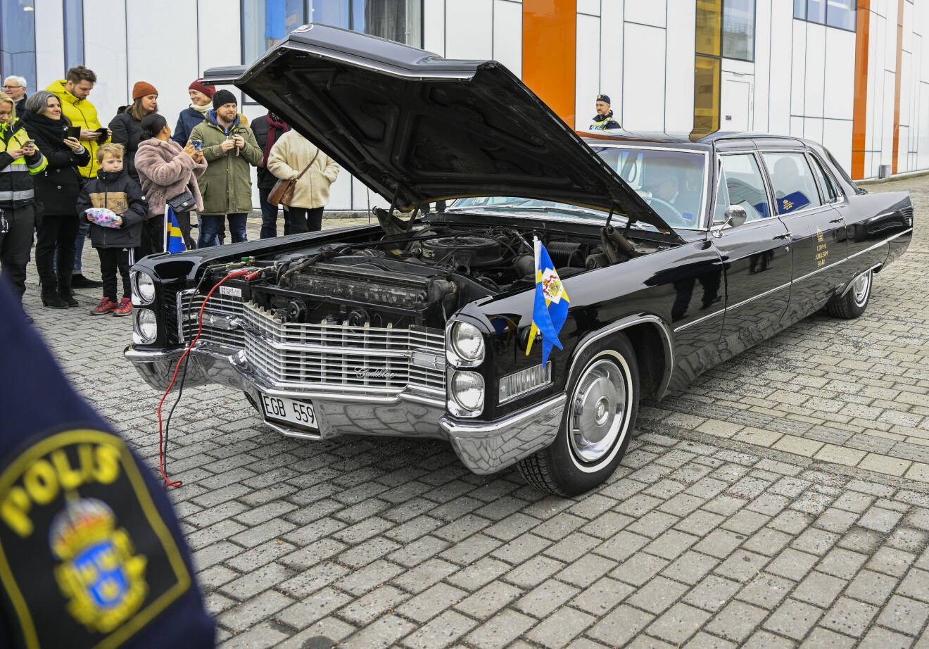 Motorstopp för kungaparets kortegebil i Jönköping, en Cadillac Fleetwood series 75, från 1966