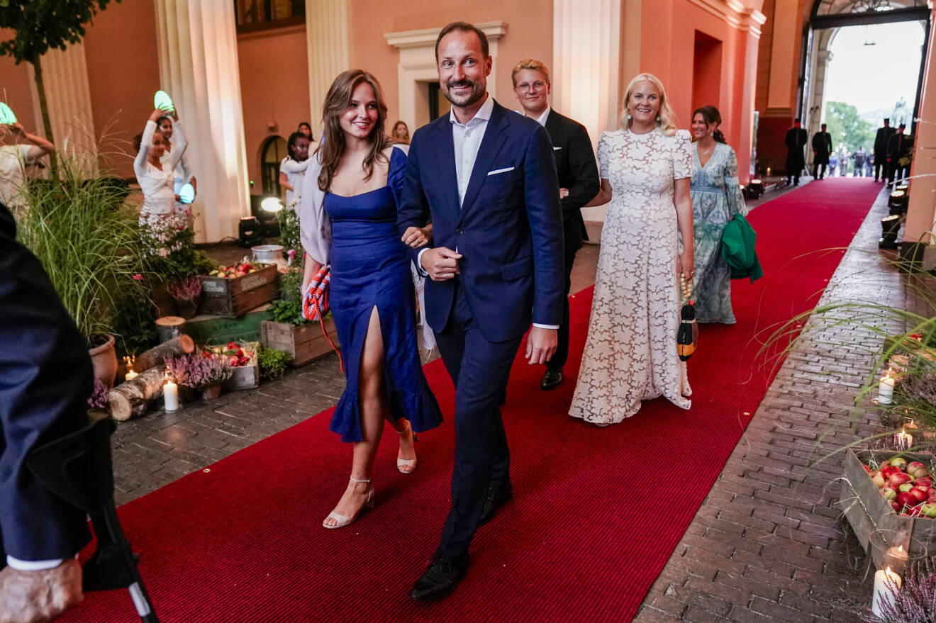 Prinsessan Ingrid Alexandra med kronprins Haakon och prins Sverre Magnus med kronprinsessan Mette-Marit anländer till bakgårdsfesten på Slottet i Oslo på fredag.
