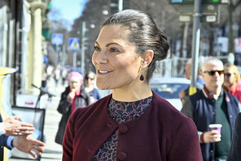 Sveriges kronprinsessa i eftermiddagsvimlet på ett vårsoligt Östermalm, på väg mot dagens viktiga uppdrag. Klart att folk hajade till! Kronprinsessan Victoria på besök hos Frivilliga försvarsorganisationerna (FOS)