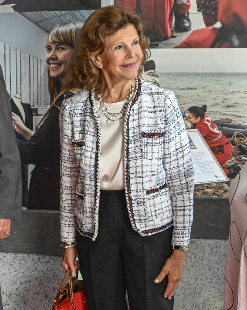 Silvia-stilen, med den lilla bandkantade. Drottning Silvias Chanellook
