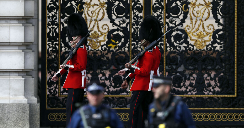 Stort pådrag utanför Buckingham Palace innan drottningens tal! Buckingham Palace