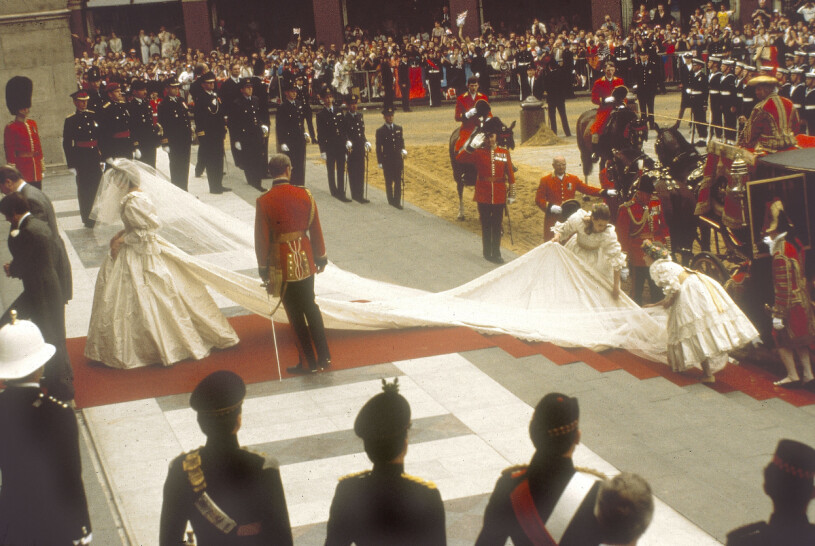 Lady Diana Spencer och hennes megalånga släp. 3500 bröllopsgäster trängdes i kyrkan och 750 miljoner människor såg bröllopet på tv. Prinsessan Dianas bröllop 1981