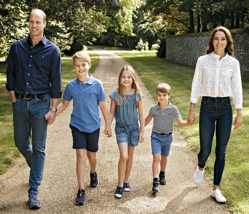 2022 års kungliga julkort från prins William och Kate: Hand i hand rakt in i framtiden. Kungliga julkort 2022: Prinsessan Charlotte med Kate, prins William, prins George och prins Louis