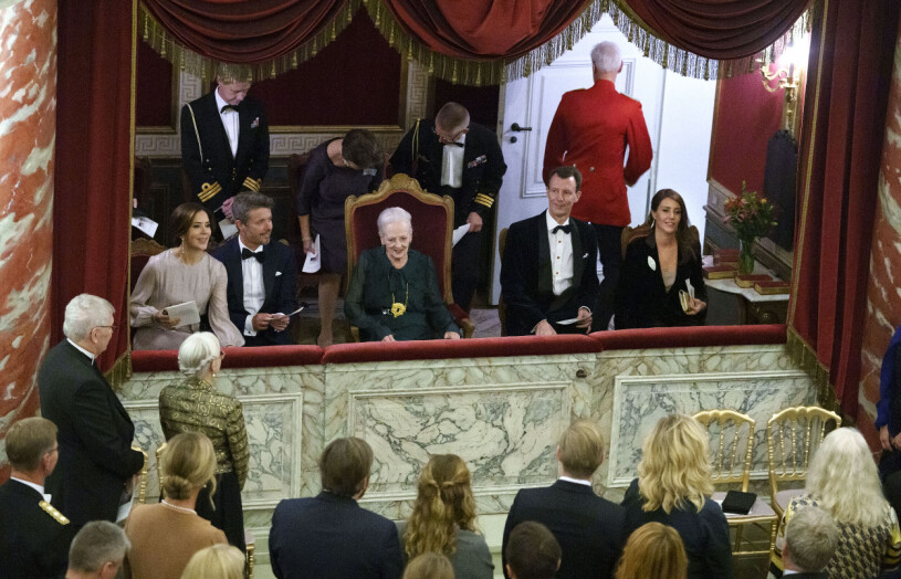Fullt i kungliga logen. Först blev det konsert, sedan middag. Danska kungafamiljen Fredensborgskonserten Middag Konsert Fredensborgs slott