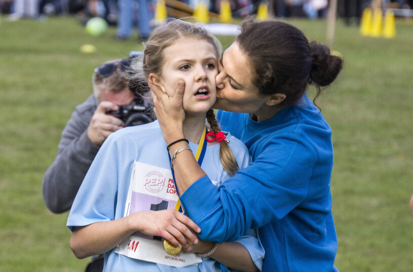 Och efteråt, en lite tröttare prinsessa – med medalj. Mamma Victoria är så stolt! Prinsessan Estelle och kronprinsessan Victoria