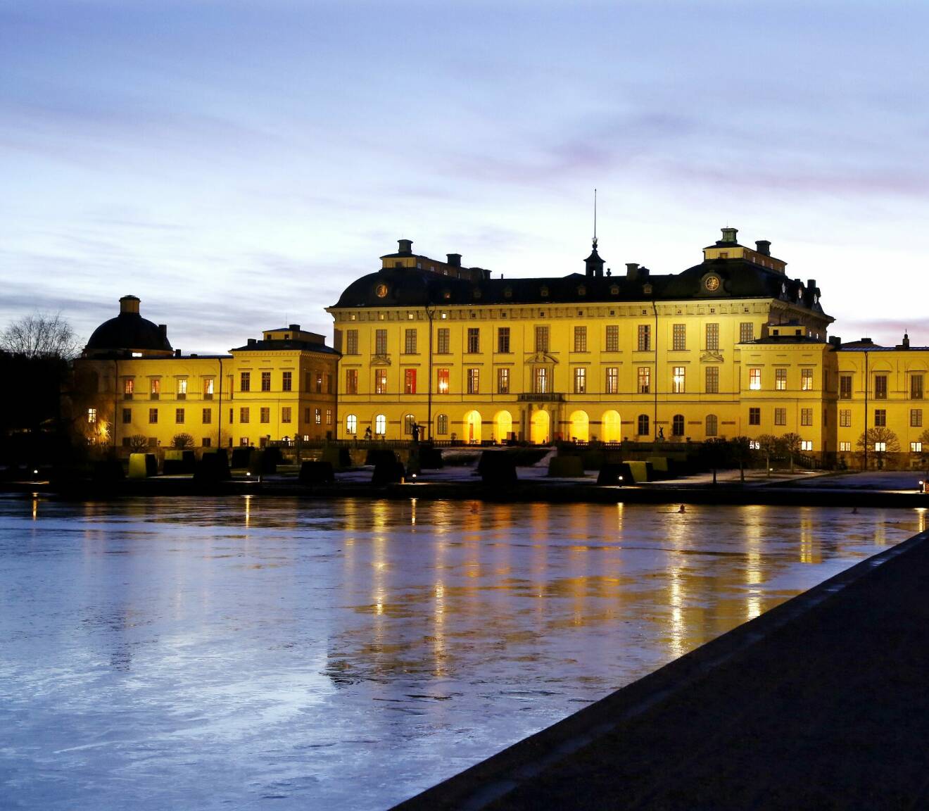 Drottningholms slott med upplysta fönster