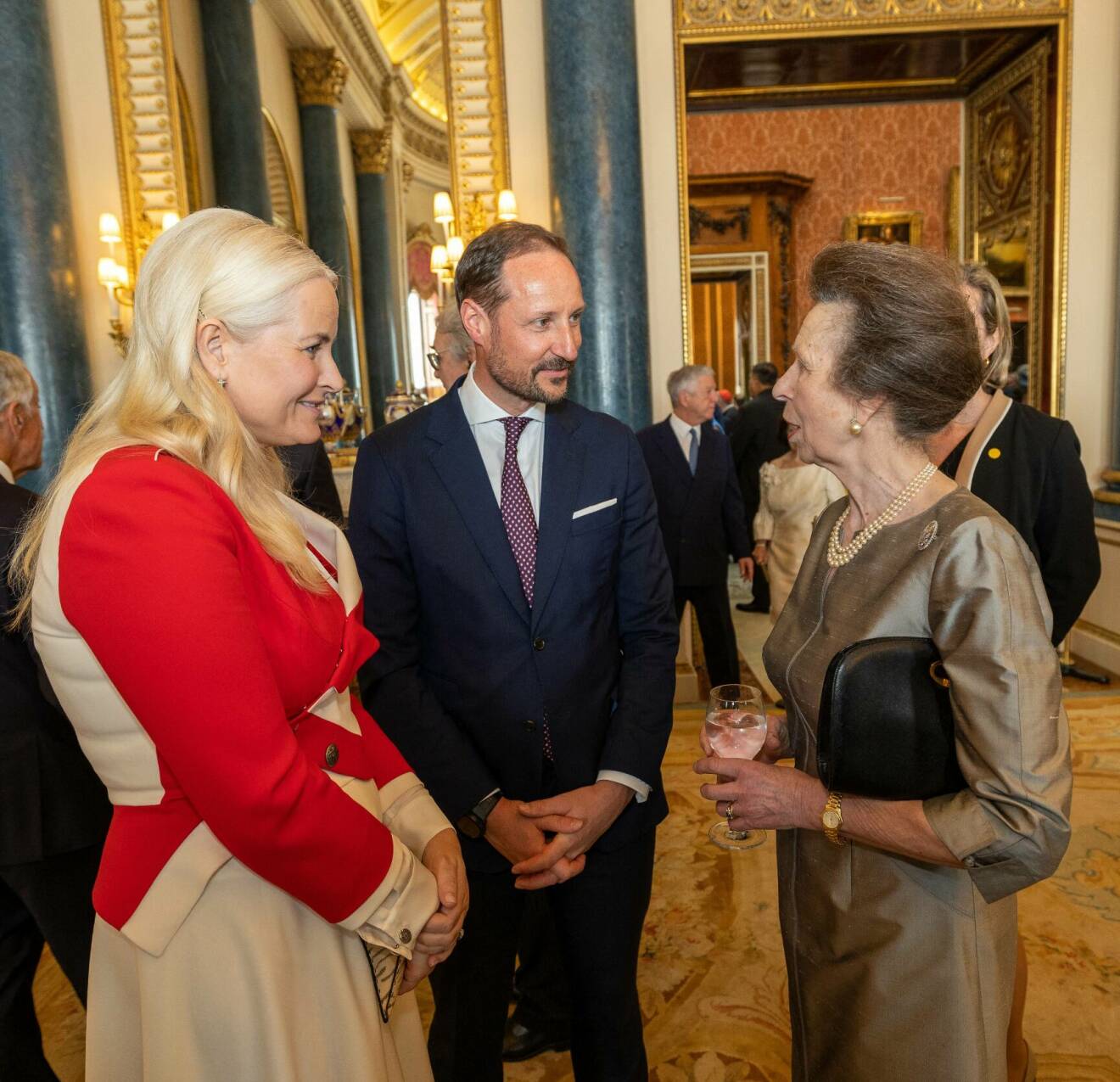 Mette-Marit och Haakon med prinsessan Anne på kung Charles fest på Buckingham Palace