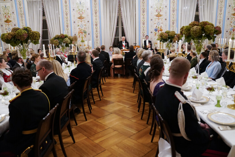 Hovlakejerna stod redo att servera de fyra rätterna som slottets kockar tillagat av norska råvaror. Stortingsmiddagen 2021 Kungliga slottet Oslo