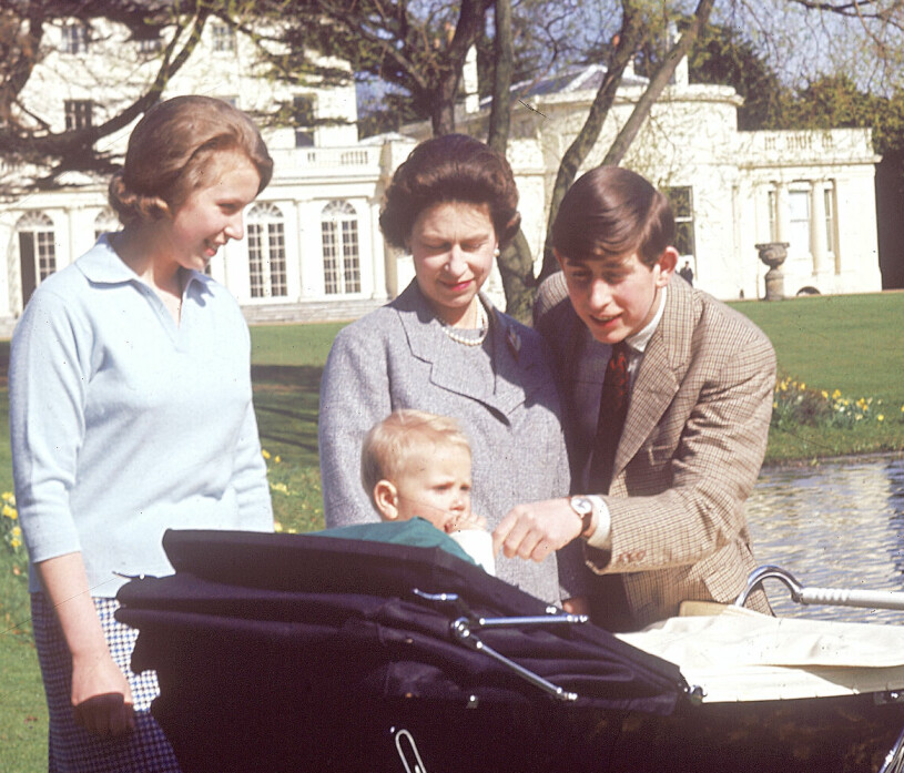 Prins Charles med familjen 1965. Barnet i vagnen är hans lillebror: Drottning Elizabeths yngste son prins Edward. Till vänster prinsessan Anne. Prins Charles Drottning Elizabeth 1965