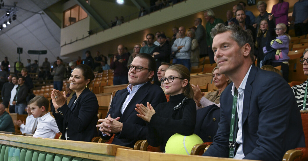 Prins Oscar, kronprinsessan Victoria, prins Daniel, prinsessan Estelle och förre tennisspelaren Thomas Enqvist