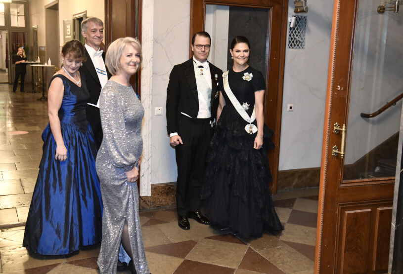Kronprinsessparet med Kungliga Musikaliska Akademiens preses Susanne Rydén, för aftonen i silverklänning. Kronprinsessparet Kungl. Musikaliska Akademien 250 år preses Susanne Rydén