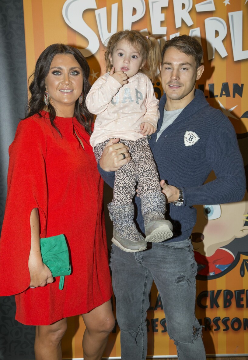 Camilla är idag gift med Simon Sköld, som hon har dottern Polly med. Camilla Läckberg, Simon Sköld och dottern Polly Releasefest för Camilla Läckbergs bok "Super-Charlie & spökfällan" på Junibacken, vimmel Stockholm 2018