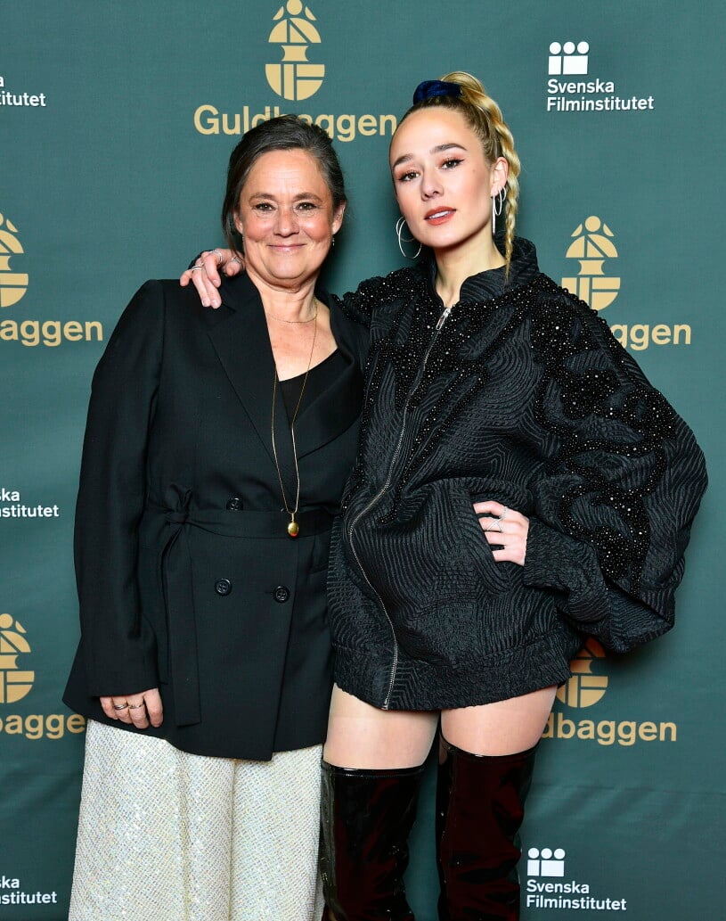 Pernilla och Alba August är båda aktuella i "Händelser vid vatten". Pernilla och Alba August Vimmel vid Guldbaggegalan på Cirkus i Stockholm, 2023