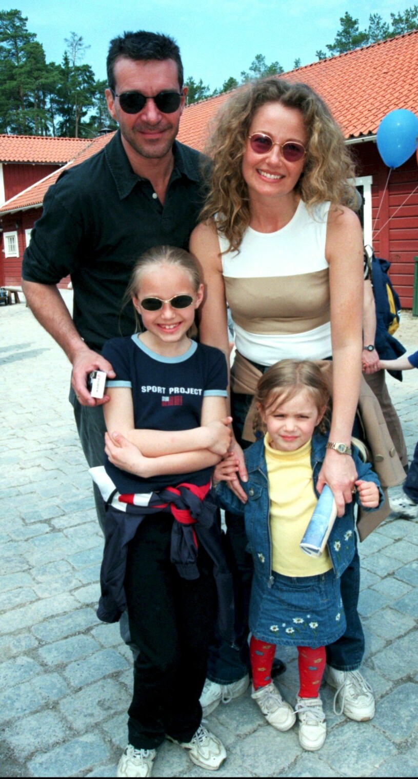 Kjell Bergqvist och Yvonne Ryding då det begav sig. Kolmårdenpremiär 1998 med barnen Sandra, 8 år vid tillfället, och Nathalie, då 3 år.