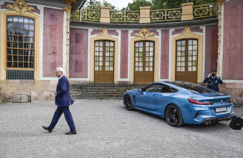 Kung Carl Gustaf och hans BMW fotograferade framför Kina slott år 2021. Kungen och hans blå BMW framför Kina slottet 2021