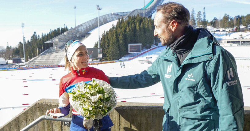 Kronprins Haakon gratulerar Therese Johaug. Therese Johaug och kronprins Haakon