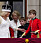 Drottning Camilla med sina barnbarn under kung Charles kröning