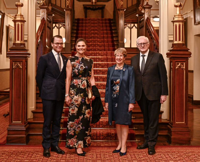 Favorit i repris under Australien-besöket med mörkt, blommigt och svenskt. Kronprinsessan Victoria i en blommig klänning från Acne Studios