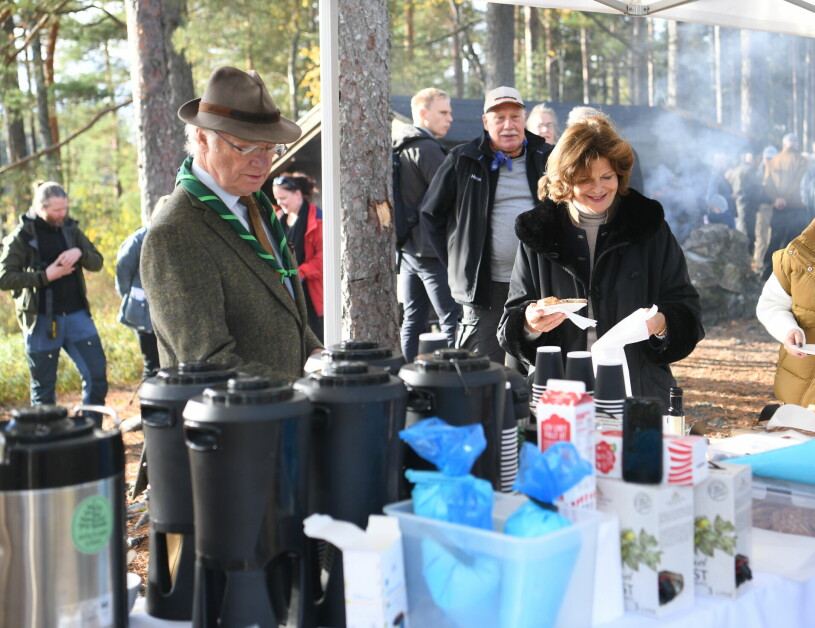Härlig stämning i Hälleforsnäs när kungen och drottningen kom för att inviga. Kungen Drottning Silvia Kungaparet Hälleforsnäs Sörmlandsleden